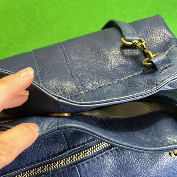 AMERICAN LEATHER CO BLUE SOFT LEATHER TRIPPLE ENTRY BUCKET SHOULDER BAG - Picture 6 of 16